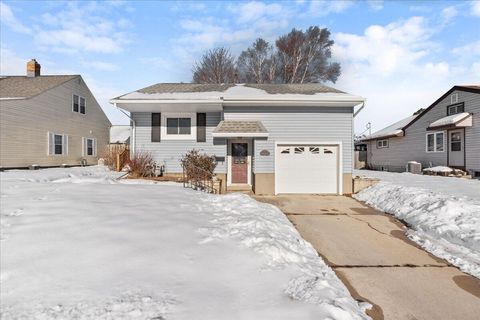 Photo of 1622 Jackson St, Manitowoc, WI 54220 (MLS # 1945527)