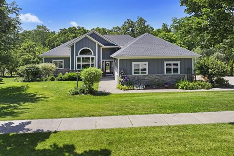 Photo of 1109 Cooper Hawk Dr, Burlington, WI 53105 (MLS # 1969970)
