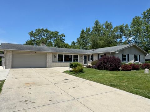 Photo of 4700 W Hunting Park Dr, Franklin, WI 53132 (MLS # 1922719)