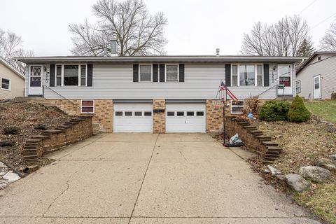 Photo of 1920 Woodlawn Ave, West Bend, WI 53090 (MLS # 1956987)