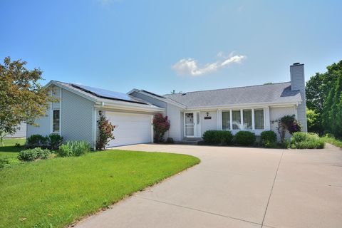 Photo of 8220 S Wildwood Dr, Oak Creek, WI 53154 (MLS # 1923529)