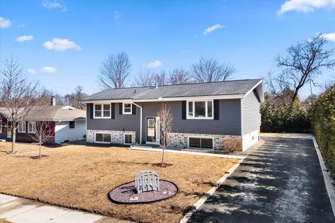 1024 Knollwood Dr, Saukville, WI 53080 - #: 1909296