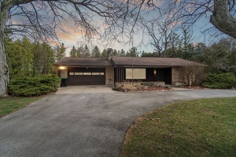 Photo of 4612 W Hiawatha Dr, Mequon, WI 53092 (MLS # 1912258)