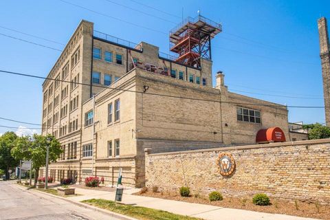 Photo of 904 E Pearson St, Milwaukee, WI 53202 (MLS # 1948314)