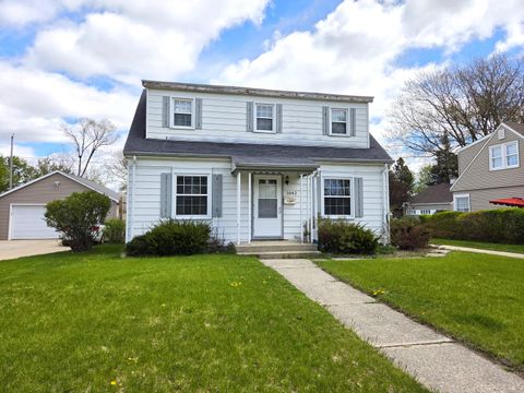 Photo of 1043 Birchwood Dr, West Bend, WI 53095 (MLS # 1964980)