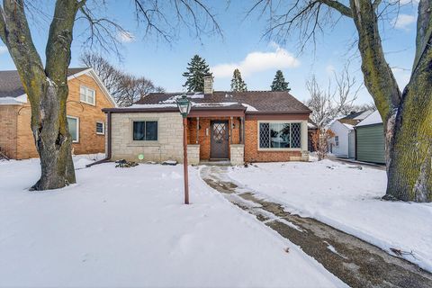 Photo of 2811 Erie St, Racine, WI 53402 (MLS # 1948922)