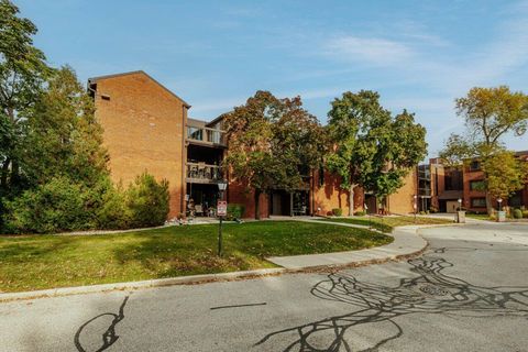 Photo of 5200 S Tuckaway Blvd S, Greenfield, WI 53221 (MLS # 1954721)