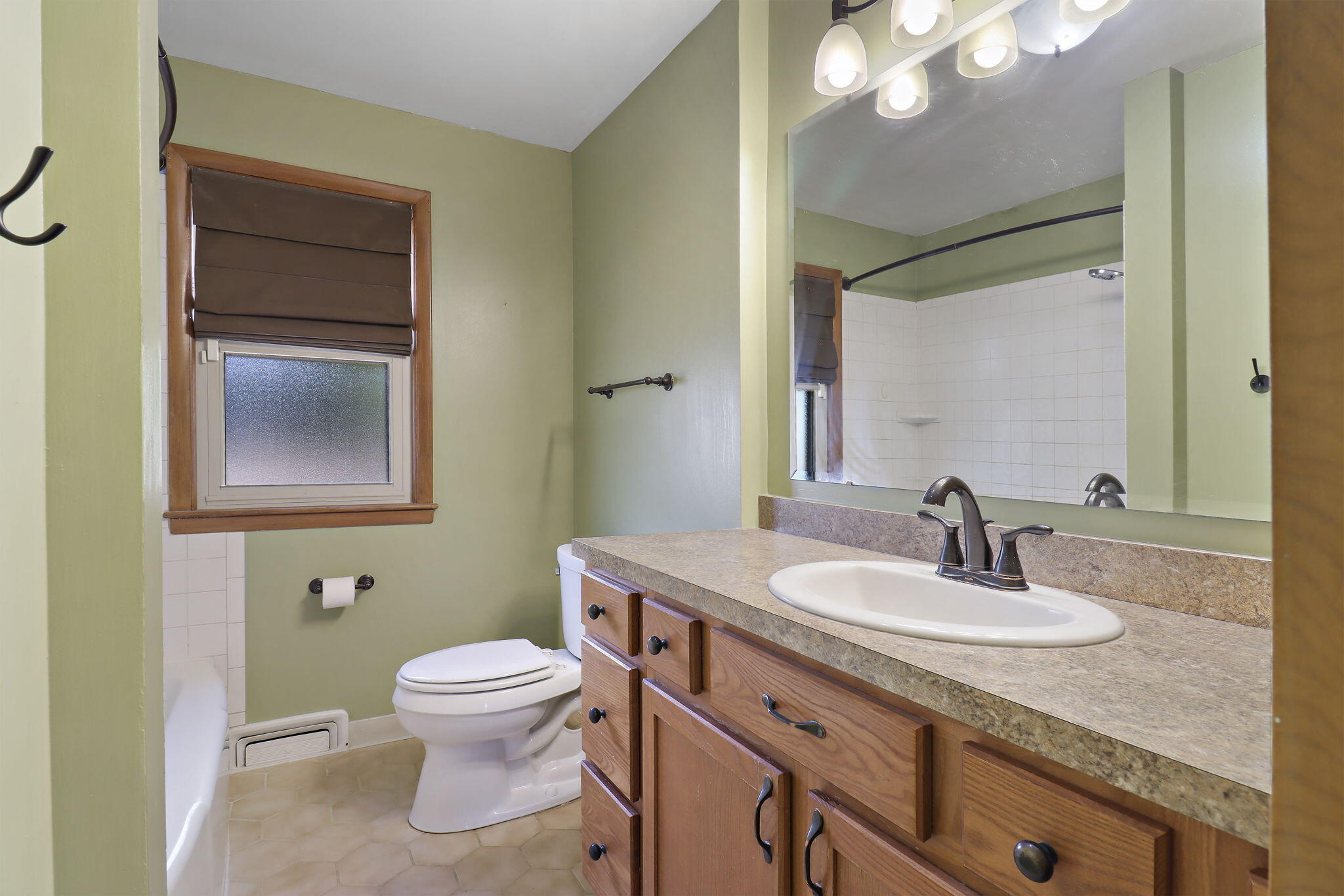 Kenosha, Wisconsin 53144, United States, 3 Bedrooms Bedrooms, ,2 BathroomsBathrooms,Residential,Active,225235