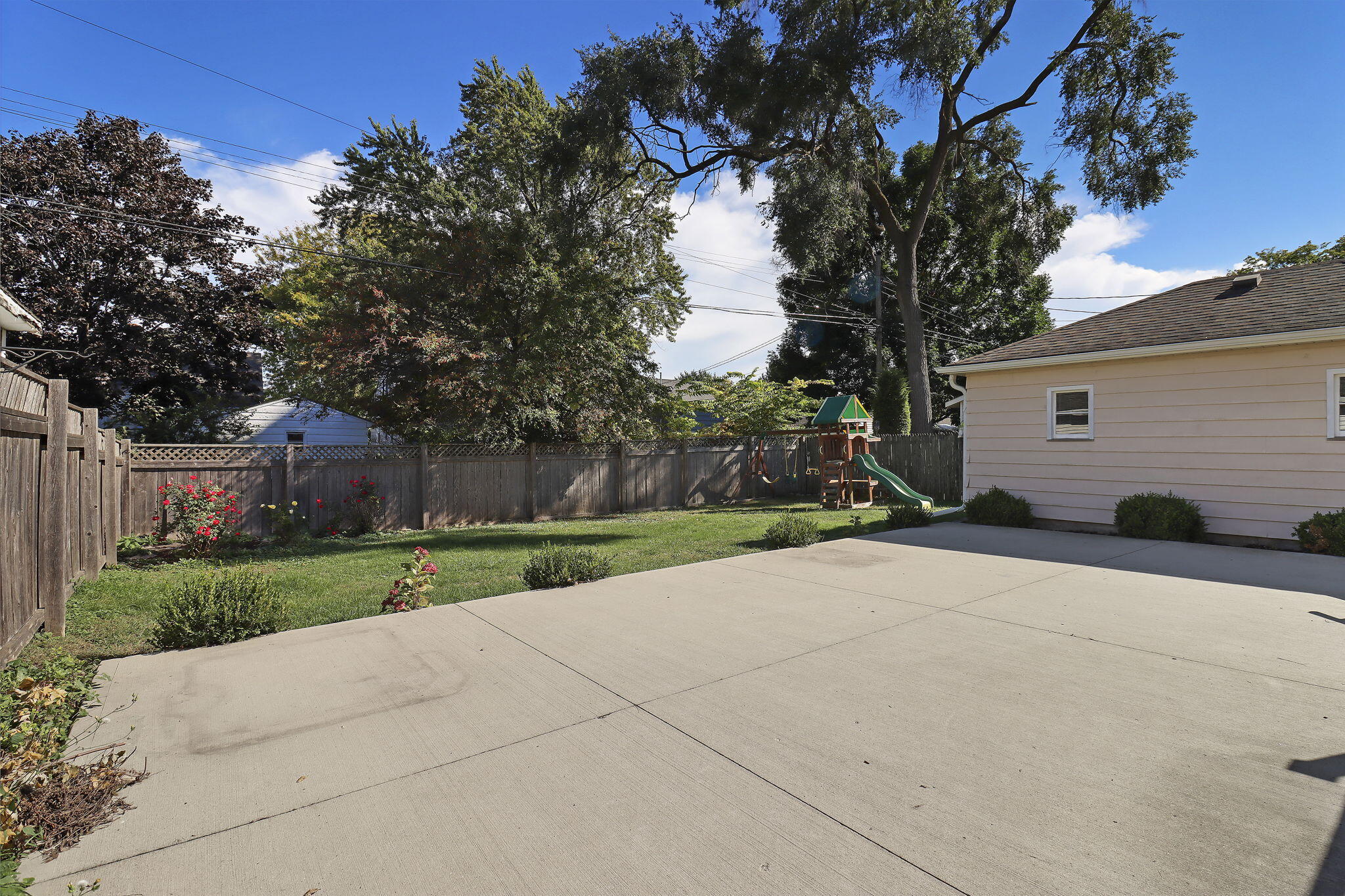 Kenosha, Wisconsin 53144, United States, 3 Bedrooms Bedrooms, ,2 BathroomsBathrooms,Residential,Active,225235