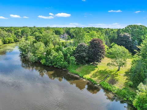 Photo of 12345 N East Shoreland Dr, Mequon, WI 53092 (MLS # 1909525)