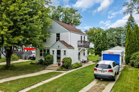 Photo of 198 E Gauer Cir, Milwaukee, WI 53207 (MLS # 1979830)
