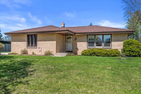 Photo of 7002 W Lindner Dr, Franklin, WI 53132 (MLS # 1960061)