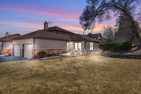 Photo of 8827 W Knoll Ct, Franklin, WI 53132 (MLS # 1953664)