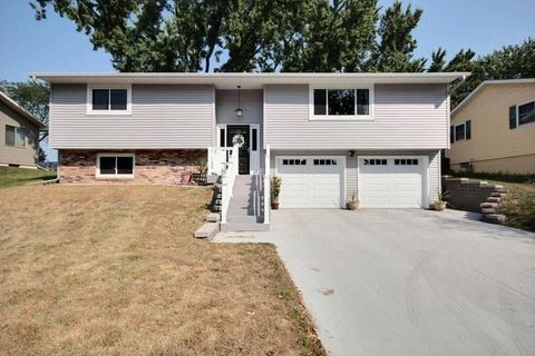 Photo of 1025 Pierce St, Onalaska, WI 54650 (MLS # 1954862)