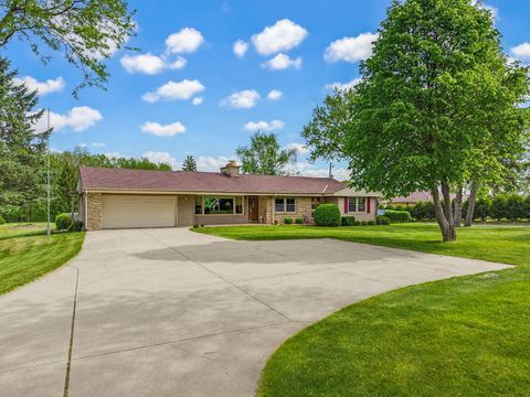 Photo of 17000 W Observatory Rd, New Berlin, WI 53151 (MLS # 1963502)
