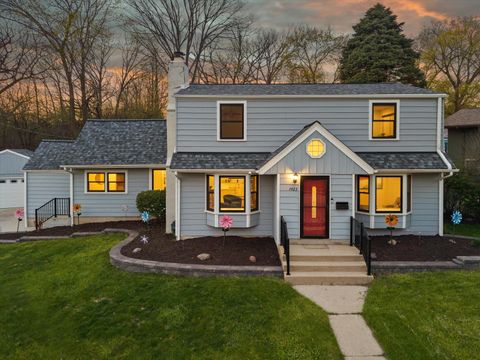 Photo of 1423 St Charles St, Wauwatosa, WI 53213 (MLS # 1958270)