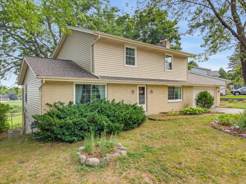 Photo of 2721 Minot Ln, Waukesha, WI 53188 (MLS # 1984527)