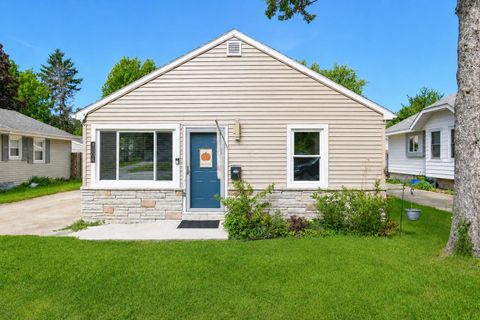 Photo of 1304 N Grandview Blvd, Waukesha, WI 53188 (MLS # 1964631)