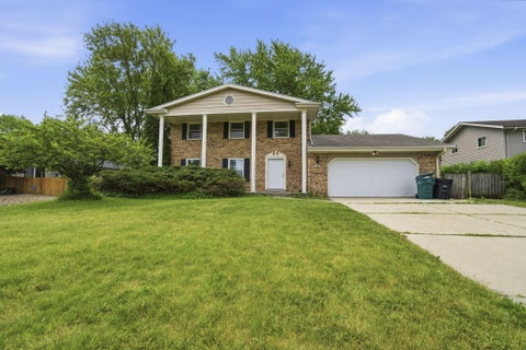 Photo of N83W18025 Le Mons Dr, Menomonee Falls, WI 53051 (MLS # 1965722)