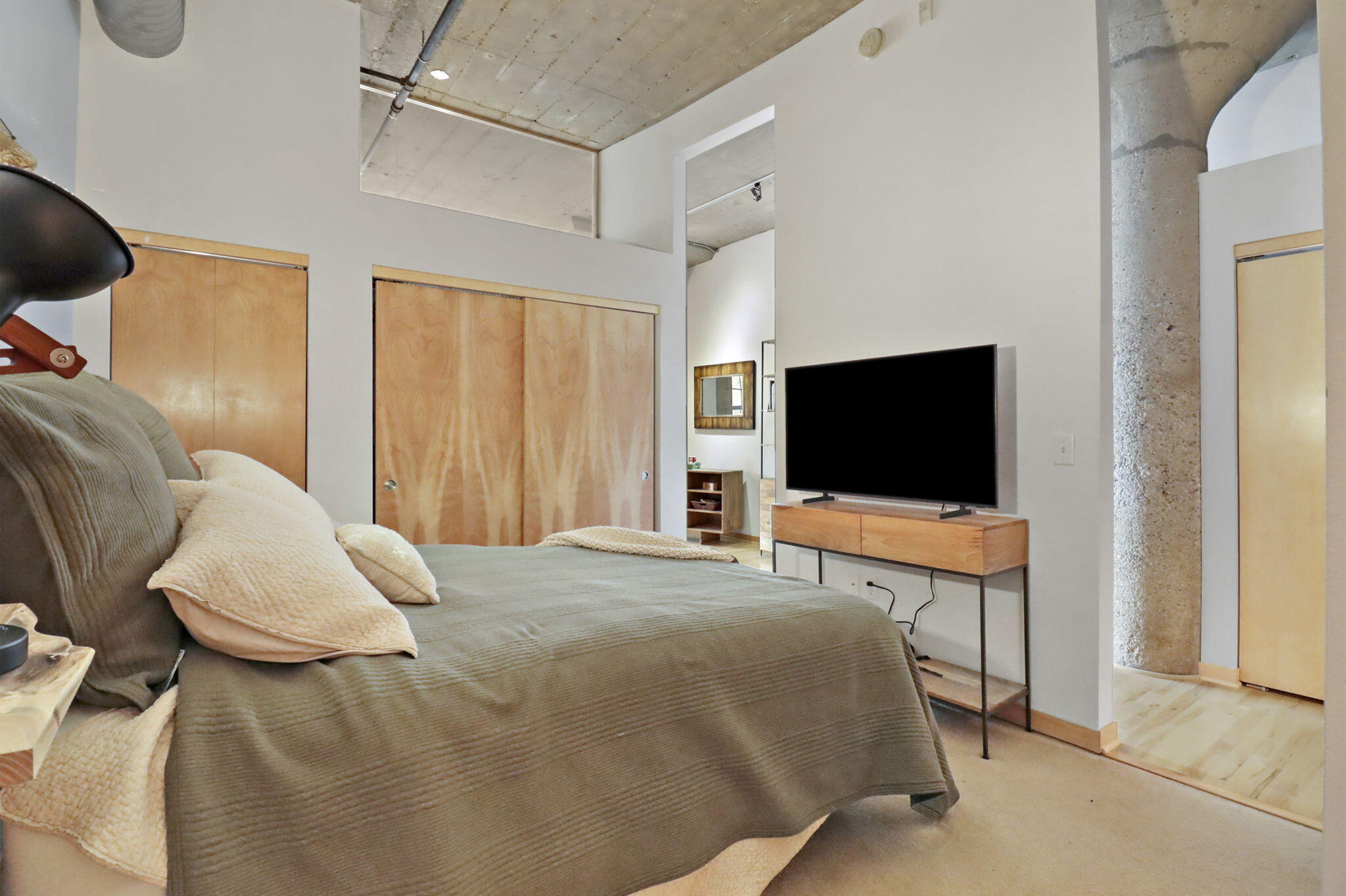 Milwaukee, Wisconsin 53202, United States, 1 Bedroom Bedrooms, ,1 BathroomBathrooms,Residential,Active,243857