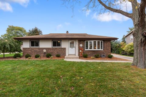Photo of 390 E Darlene Ln, Oak Creek, WI 53154 (MLS # 1940402) Photo of 390 E Darlene Ln, Oak Creek, WI 53154 (MLS # 1940402)