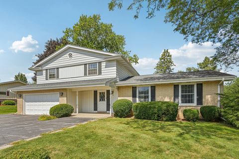 Photo of 2430 W Applewood Ln, Glendale, WI 53209 (MLS # 1956454)