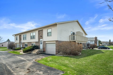 Photo of 10340 W Parkwood Dr, Franklin, WI 53132 (MLS # 1960310)