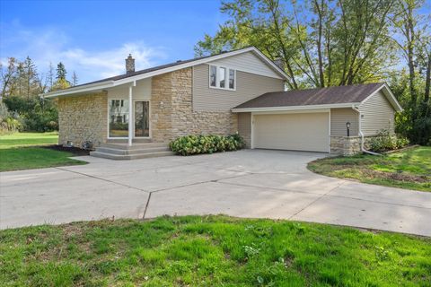 Photo of 12619 N River Forest Cir, Mequon, WI 53092 (MLS # 1939706)