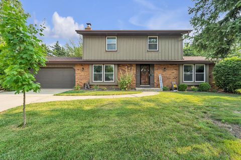 Photo of 3552 W Southwood Dr, Franklin, WI 53132 (MLS # 1929505)