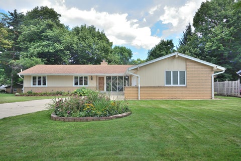 Photo of 5222 S 20th St, Milwaukee, WI 53221 (MLS # 1976794)