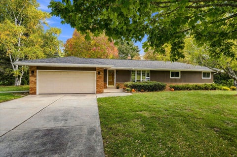 Photo of 10034 N Grasslyn Rd, Mequon, WI 53092 (MLS # 1986629)