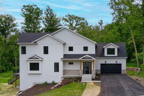 Photo of N2692 Forest Dr, Lake Geneva, WI 53147 (MLS # 1961660)