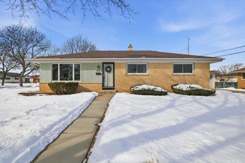 Photo of W150N8239 Saxony Dr, Menomonee Falls, WI 53051 (MLS # 1949404)