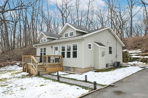 Photo of W299N2857 Maple Ave, Delafield, WI 53072 (MLS # 1950665)