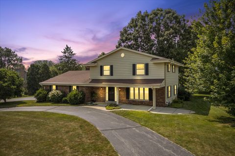 Photo of 21375 Woodchuck Ln, Brookfield, WI 53045 (MLS # 1930288)