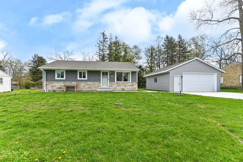 Photo of 1624 S Woodside Dr, New Berlin, WI 53151 (MLS # 1960050)
