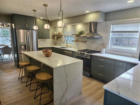 Photo of 2608 W Hyacinth Ct, Mequon, WI 53092 (MLS # 1952507)