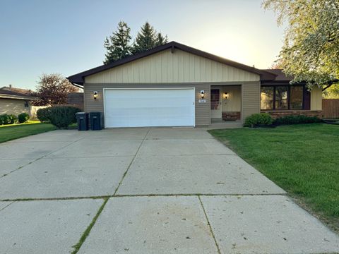 Photo of 7547 S 74th St, Franklin, WI 53132 (MLS # 1917273)