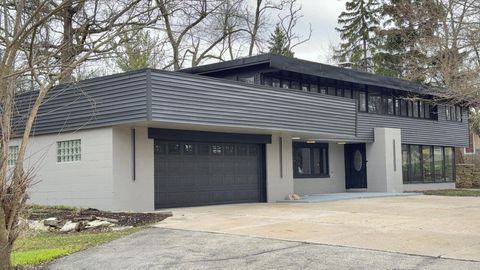 Photo of N69W13127 Harding Dr, Menomonee Falls, WI 53051 (MLS # 1957427)