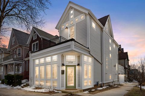 Photo of 1725 N Astor St, Milwaukee, WI 53202 (MLS # 1954453)