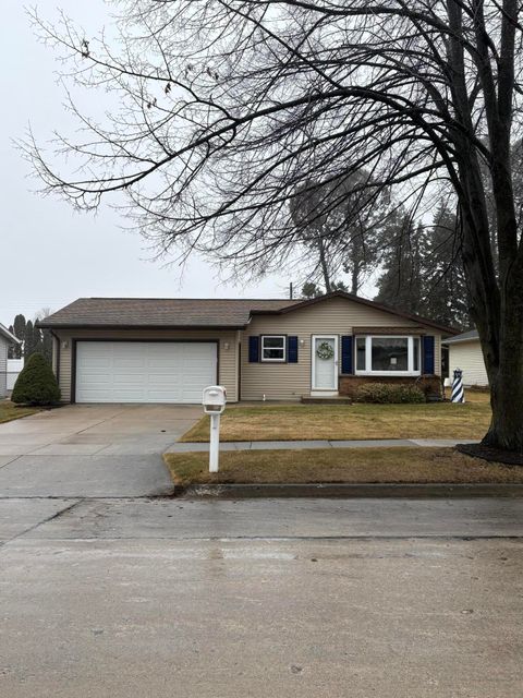 Photo of 823 Dueno Ct, Manitowoc, WI 54220 (MLS # 1953074)