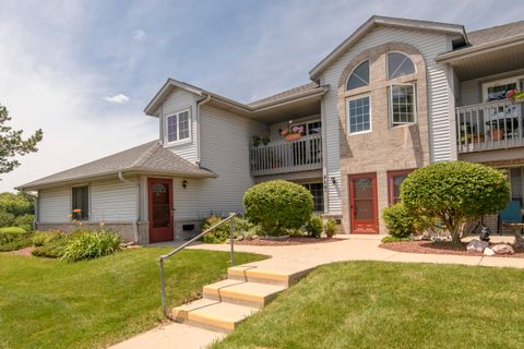 Photo of 859 Quinlan Dr, Pewaukee, WI 53072 (MLS # 1971632)