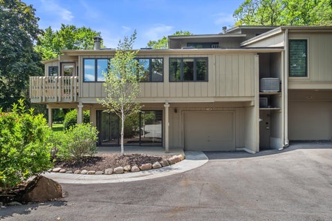 Photo of 711 Thornridge Ct, Fontana, WI 53125 (MLS # 1969054)