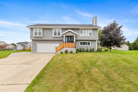 Photo of 1096 E Libby Ct, Oak Creek, WI 53154 (MLS # 1980813)