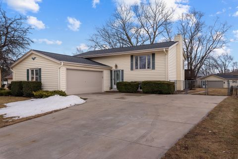 Photo of 555 E Golden Ln, Oak Creek, WI 53154 (MLS # 1908223)