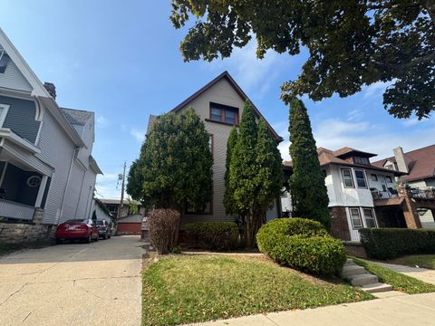 Photo of 2609 N Maryland Ave, Milwaukee, WI 53211 (MLS # 1939751)
