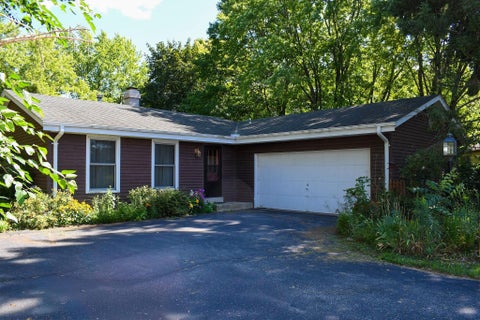 Photo of 1325 Carlin Ct, Burlington, WI 53105 (MLS # 1976644)