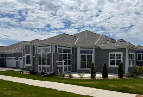 Photo of 904 S Verona Cir, Grafton, WI 53024 (MLS # 1984221)