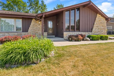 Photo of 13885 W Crawford Dr, New Berlin, WI 53151 (MLS # 1964335)