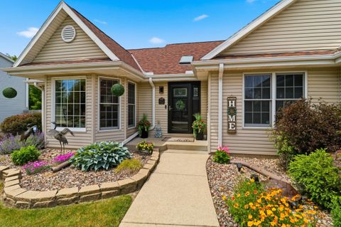 Photo of 6825 S Crane Dr, Oak Creek, WI 53154 (MLS # 1965769)